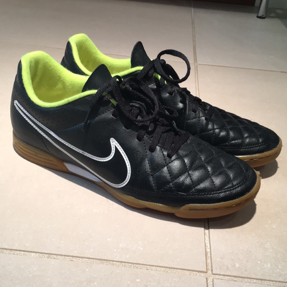 Nike tempo indoor soccer shoes